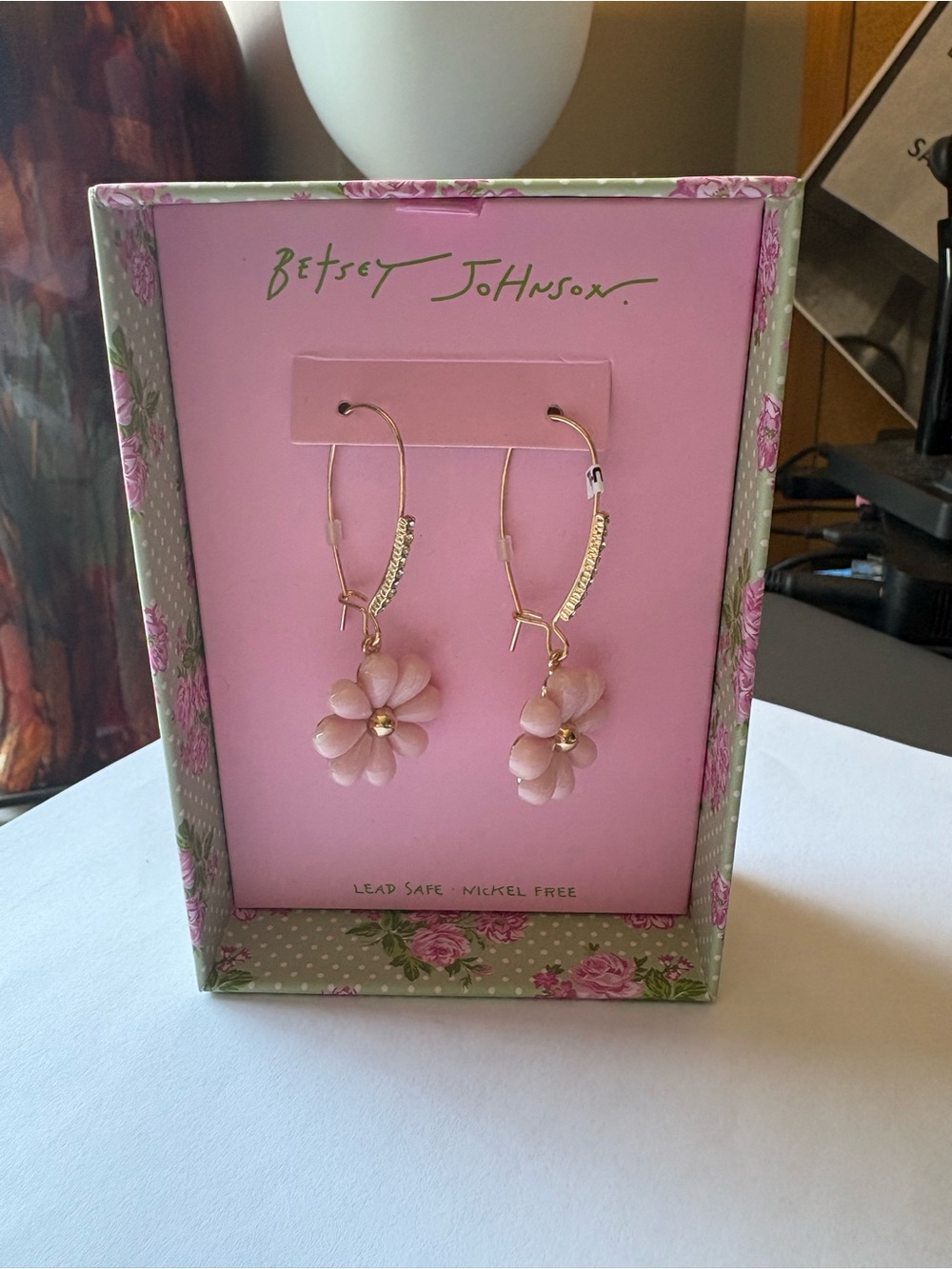 Betsey Johnson Blush Pink Daisy Hoop Earrings NIB - Picture 4 of 4